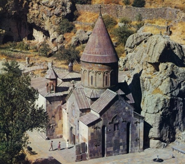 Tu viện Geghard và Thung lũng Azat: Tu viện Geghard được bắt đầu xây dựng vào thế kỷ thứ 4, thời đại St Gregory the Illuminator. Tổ chức Khoa học, Giáo dục và Văn hóa của Liên hợp quốc đã công nhận tu viện Geghard và thung lũng Azat của Armenia là Di sản văn hóa thế giới năm 2000.